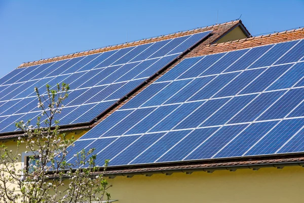 Fotovoltaik sistem ile modern ev