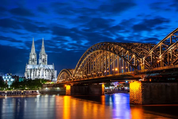 Nuit à Cologne au bord du Rhin — Photo