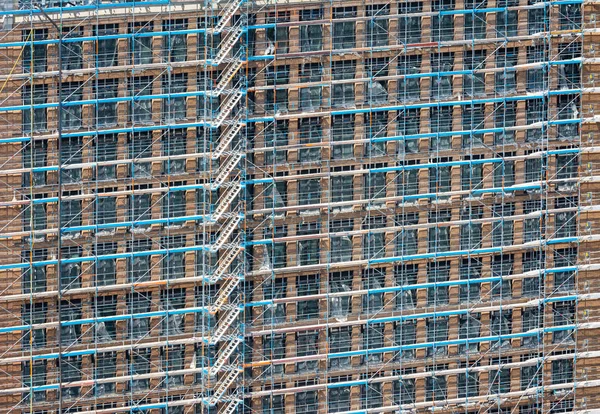 Byggnadsställningar vid byggnadens fasad — Stockfoto