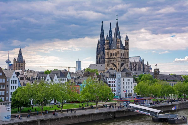 Grote Sint-Martinuskerk en de Dom van Keulen aan de rivier de RHI — Stockfoto