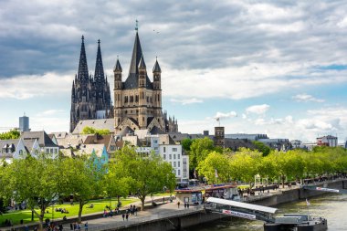 Rhi nehrinde büyük Saint Martin Kilisesi ve Köln Katedrali