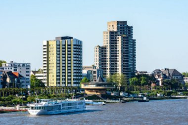 Köln 'de Rhine Nehri 'nde gemi