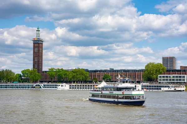 Schip bij de rivier de Rijn in Keulen — Stockfoto