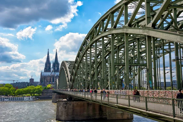 Turyści na Hohenzollernbridge w Kolonii — Zdjęcie stockowe