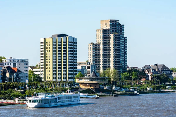 Schip bij de rivier de Rijn in Keulen — Stockfoto