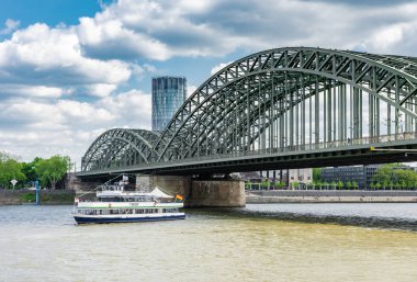 Köln Hohenzollern Köprüsü ve üçgen kule