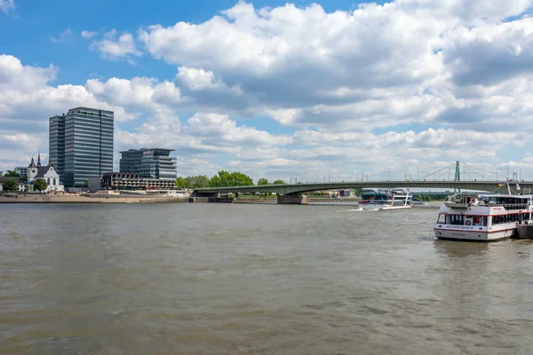 Schip bij de rivier de Rijn in Keulen — Stockfoto