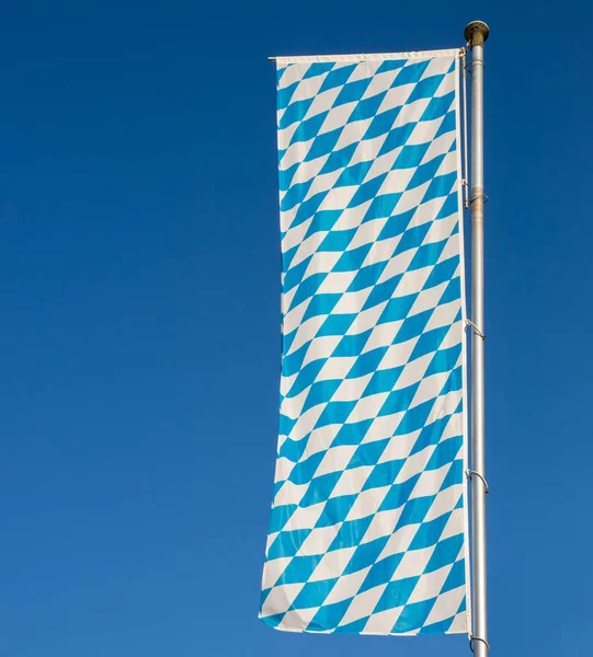 Баварский флаг и голубое небо — стоковое фото