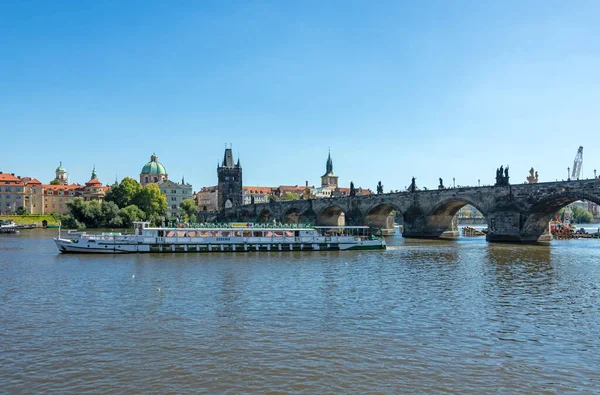 Osobní loď na Vltavě v Praze — Stock fotografie