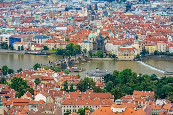 Luftaufnahme über der Stadt Prag — Stockfoto