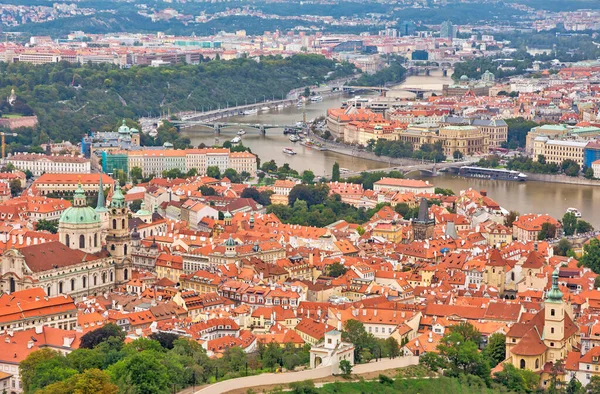 Letecký výhled na hlavní město Prahu — Stock fotografie