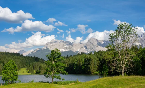 Alpine lake i Bayern — Stockfoto