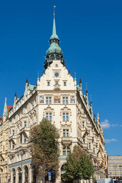 Zabytkowa fasada domu w Pradze — Zdjęcie stockowe