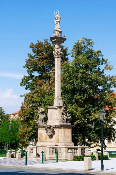 Historisk plass i Hradcany i Praha – stockfoto