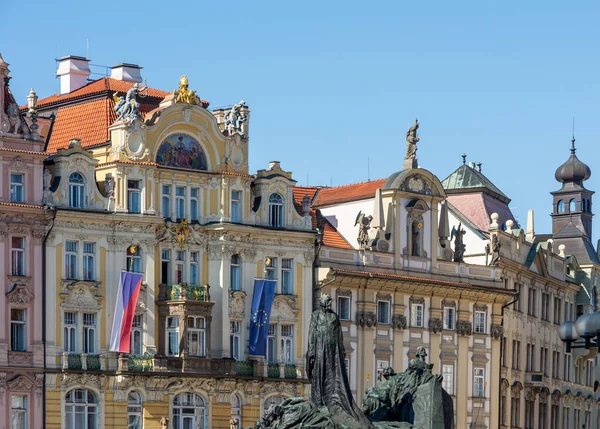 Historická fasáda domu v Praze — Stock fotografie