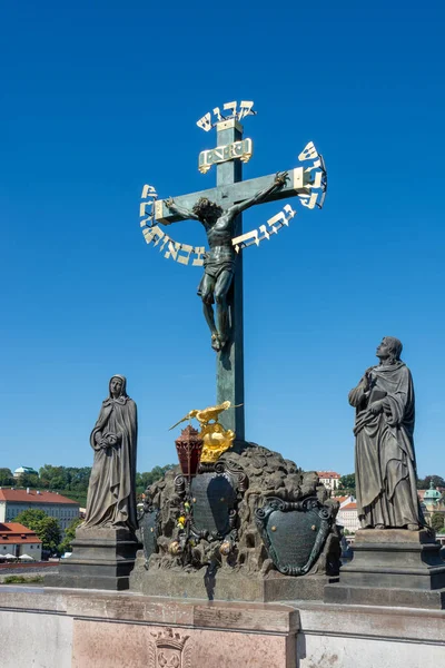 Prag'daki Charles Köprüsü üzerinde haç heykel — Stok fotoğraf