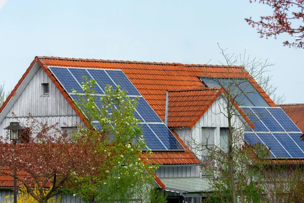 Generiek Modern Huis Met Fotovoltaïsche Zonnecellen Het Dak Voor Alternatieve — Stockfoto