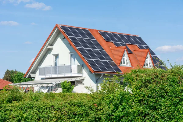 Casa Moderna Con Células Solares Fotovoltaicas Techo Para Producción Energía —  Fotos de Stock