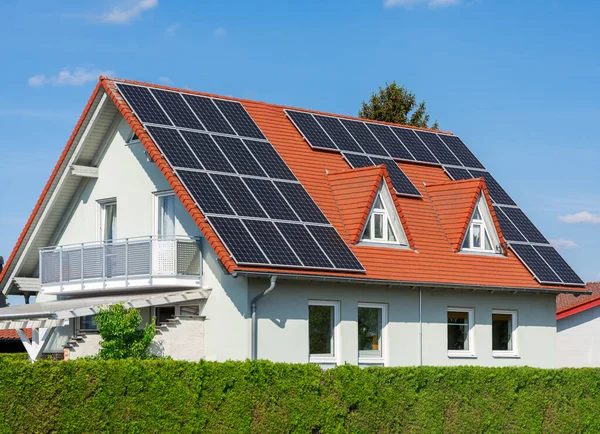 Moderní Dům Fotovoltaickými Solárními Články Střeše Pro Výrobu Alternativní Energie — Stock fotografie