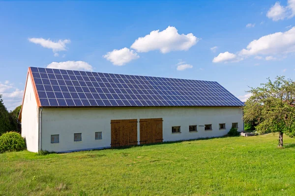 Bir Tarım Binasının Çatısında Güneş Enerjisi Toplayıcıları Olan Yeşil Enerji — Stok fotoğraf