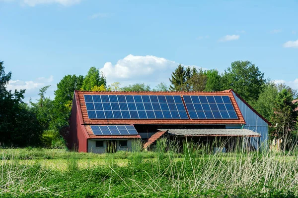 Зеленая Энергия Солнечными Коллекторами Крыше Сельскохозяйственного Здания — стоковое фото