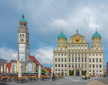 AUGSBURG, GERMANY - 16 Haziran 2020 'de Almanya' nın tarihi Augsburg meydanında sokak kafesi. Fotoğraf Rathausplatz 'dan belediye binasına doğru çekilmiş..