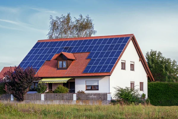 Modernt Hus Med Solceller Taket Hus Och Omgivning Modifierad Med — Stockfoto