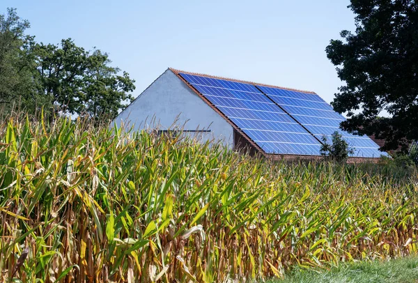 Groene Energie Met Zonnecollectoren Het Dak Van Een Landbouwgebouw — Stockfoto