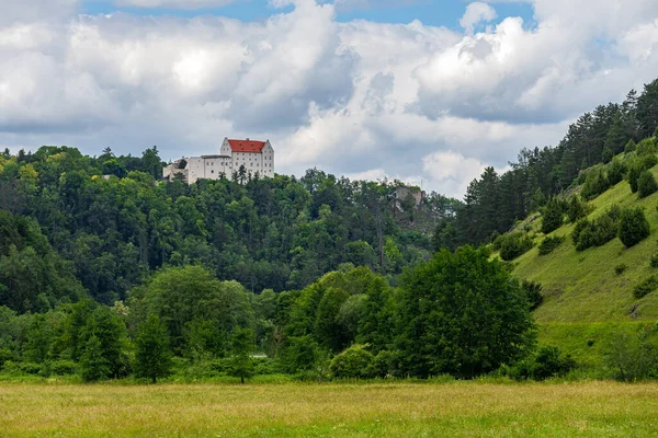 アルムエルタル渓谷とリーデンブルク城の牧歌的な風景 — ストック写真