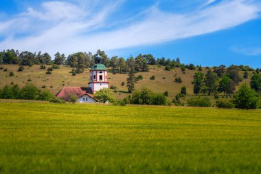 Dollnstein (Bavyera, Almanya) yakınlarındaki Altmuehltal vadisinde kaya oluşumu)