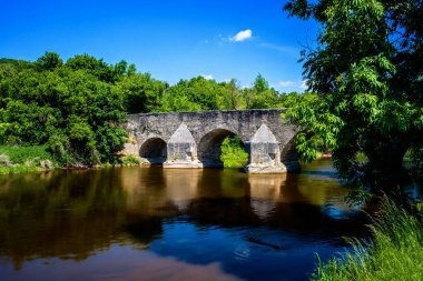 Pfuenz (Bavyera, Almanya) yakınlarındaki Altmuehl Nehri 'nden geçen Medieaval taş köprüsü)