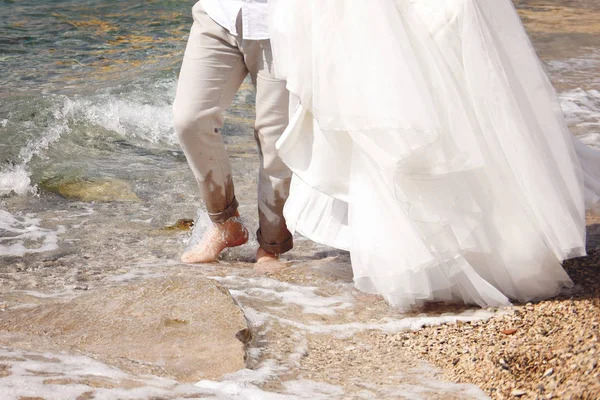 Heureux Jeunes Mariés Marchant Dans Les Vagues Mer Sur Plage Image En Vente