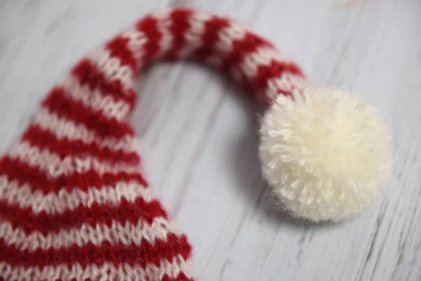Ponponla Noel Şapkası Örmek — Stok fotoğraf