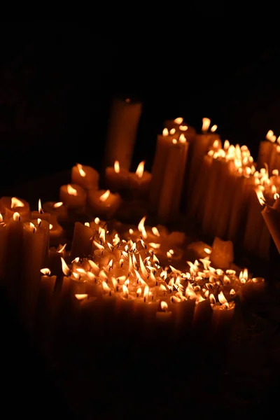 Muitas Velas Escuro — Fotografia de Stock