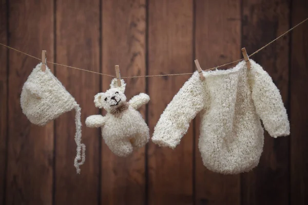 Ropa Bebé Teddy Colgando Sobre Fondo Madera — Foto de Stock