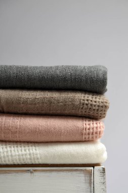 Pastel renklerde katlanmış temiz giysiler yığını