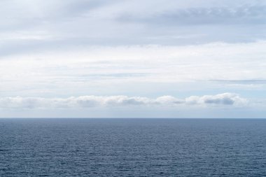 Mavi ve beyaz gökyüzü bulutlu deniz ya da okyanus üzerinden. Doğa kompozisyon. Arka plan, peyzaj