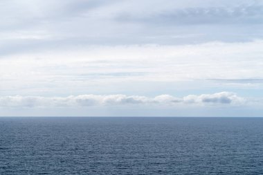 Mavi ve beyaz gökyüzü ile bulutlar deniz doğa kompozisyon arka plan, peyzaj üzerinde