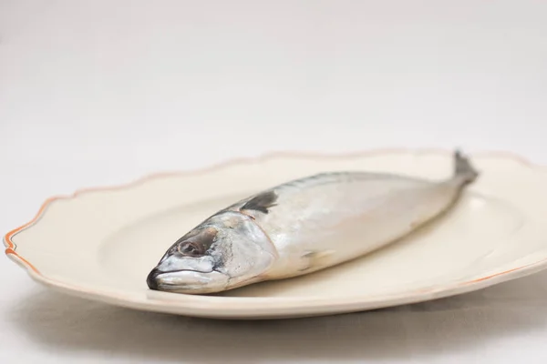 Old Decorative Presentationdish Tasty Raw Mackerel Fish Table Embroidered Tablecloth — Stock Photo, Image