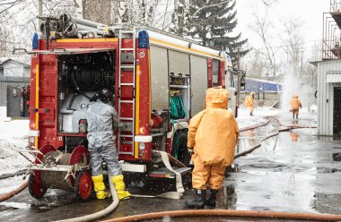 kurtarma ekipleri takım enfeksiyon bir dilimi geliyor ve dekontaminasyon için maruz kalmaktadır