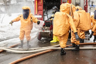 kurtarma ekipleri takım enfeksiyon bir dilimi geliyor ve dekontaminasyon için maruz kalmaktadır