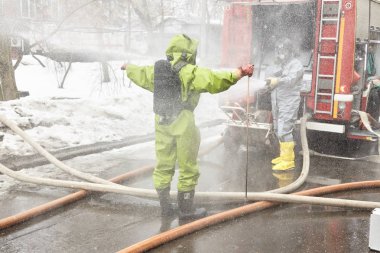 kurtarma ekipleri takım enfeksiyon bir dilimi geliyor ve dekontaminasyon için maruz kalmaktadır