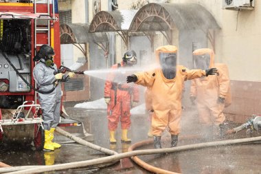 kurtarma ekipleri takım enfeksiyon bir dilimi geliyor ve dekontaminasyon için maruz kalmaktadır