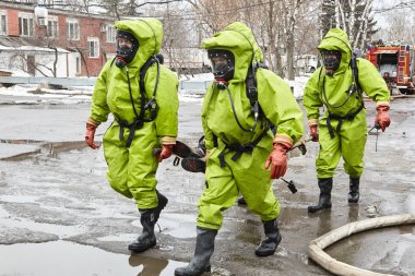  koruyucu giysiler içinde kurtarma ekipleri kaza üretimi, kurbanın sedye üzerinde tahliye
