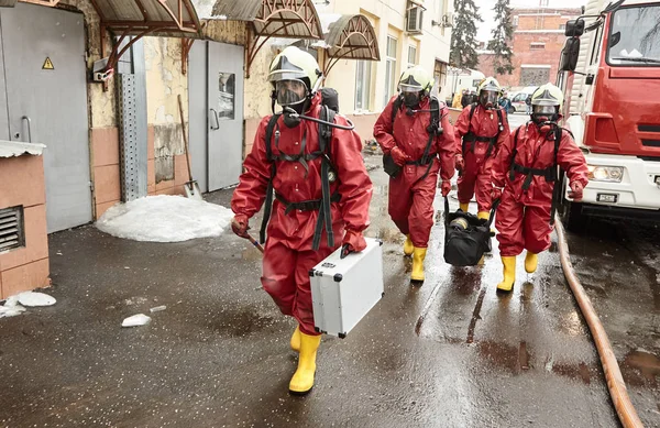 kurtarma ekipleri enfeksiyon bölgesine girecek bir dekontaminasyon için hazırlamak