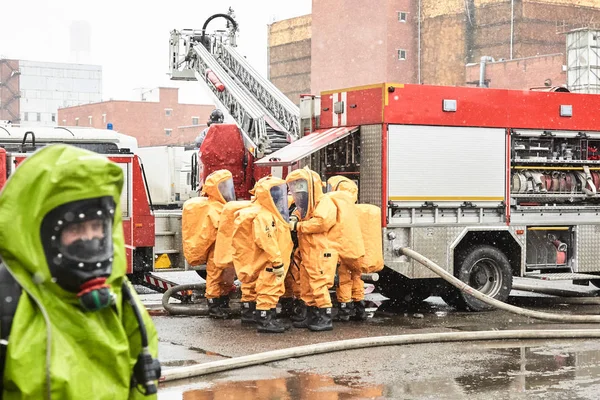 Διασώστες Άφησε Μια Ζώνη Της Λοίμωξης Και Μια Συνάντηση Για — Φωτογραφία Αρχείου