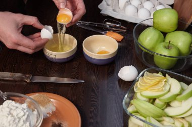 Adam elmalı turta mutfakta hazırlar