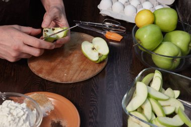 Adam elmalı turta mutfakta hazırlar