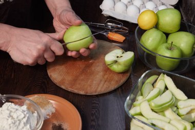 Adam elmalı turta mutfakta hazırlar