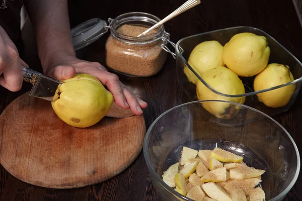 Adam bir ayva keser ve şeker kamışı dökülen